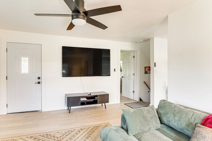 3 Mi to Downtown Youngstown: Apt w / Deck!