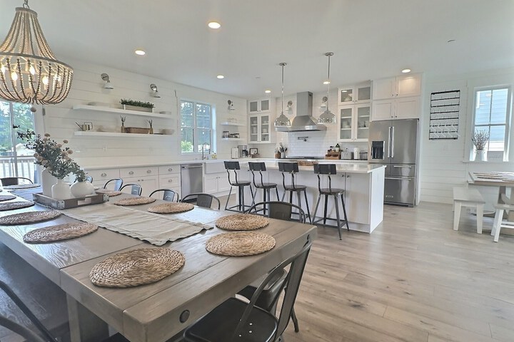Serene 5BR Farmhouse Retreat Shoreline