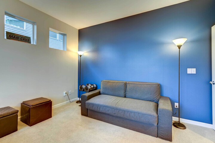 Spacious Kent Home Near Seatac Airport w / Patio