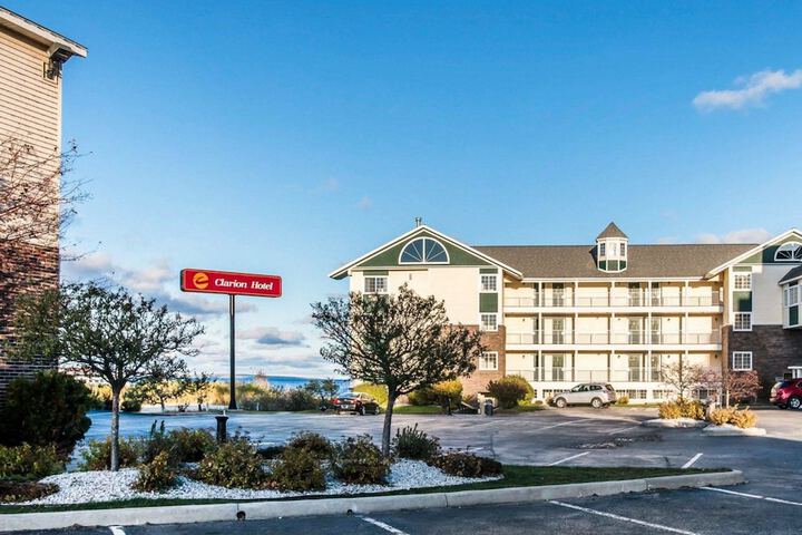 Clarion Hotel Mackinaw City Beachfront