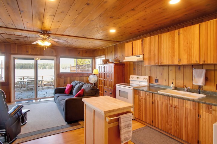 Charming Lakefront Cabin w / Deck & Fire Pit!