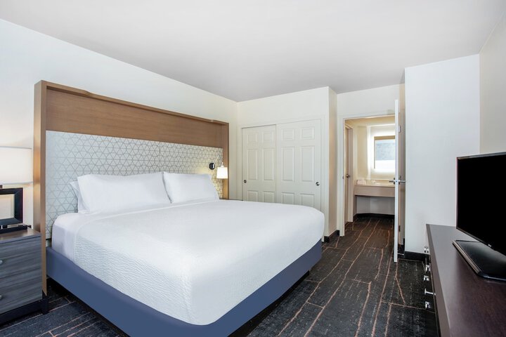 Room 48 of 100