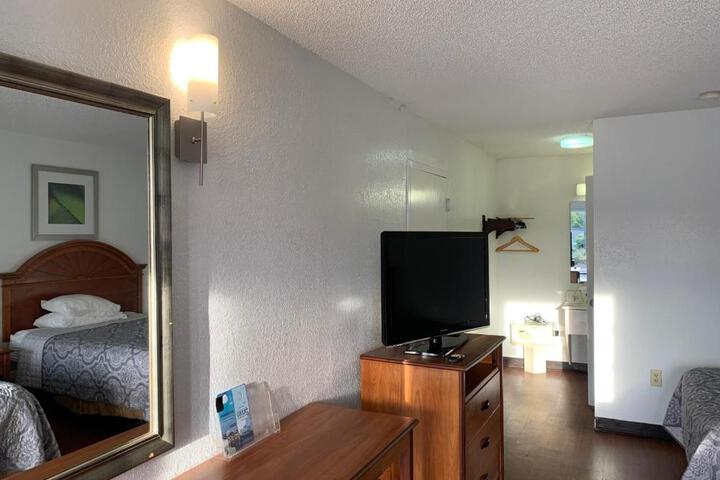 Travelodge Suites by Wyndham MacClenny