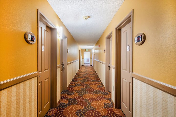 Ballroom/Hall 21 of 24