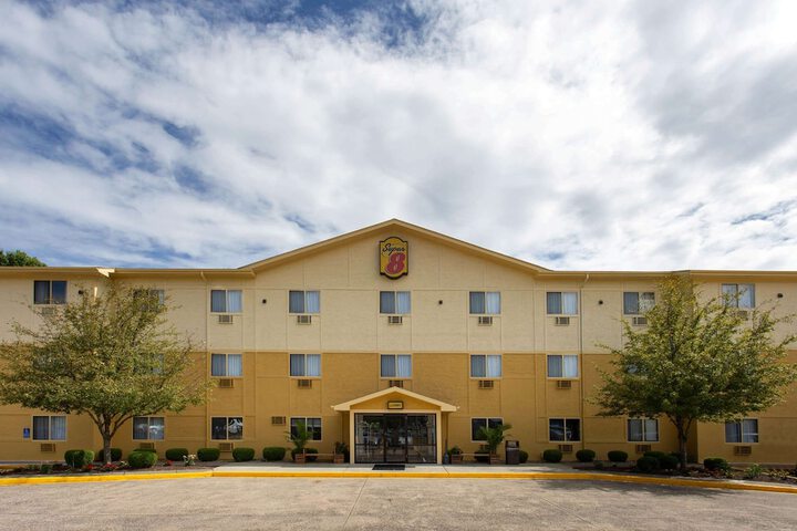 Super 8 by Wyndham Cromwell / Middletown