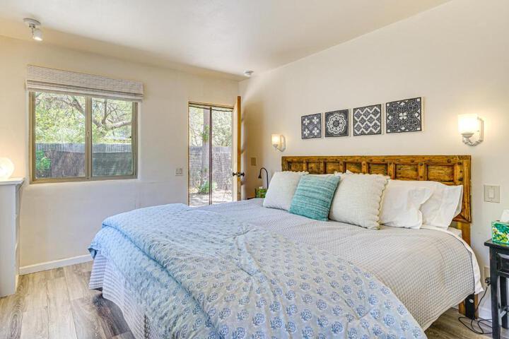 Vibrant Casa Paloma w / Patio - Near Vineyards!