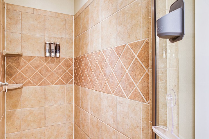 Rathdrum Home w / Hot Tub: Steps to Beach Access!