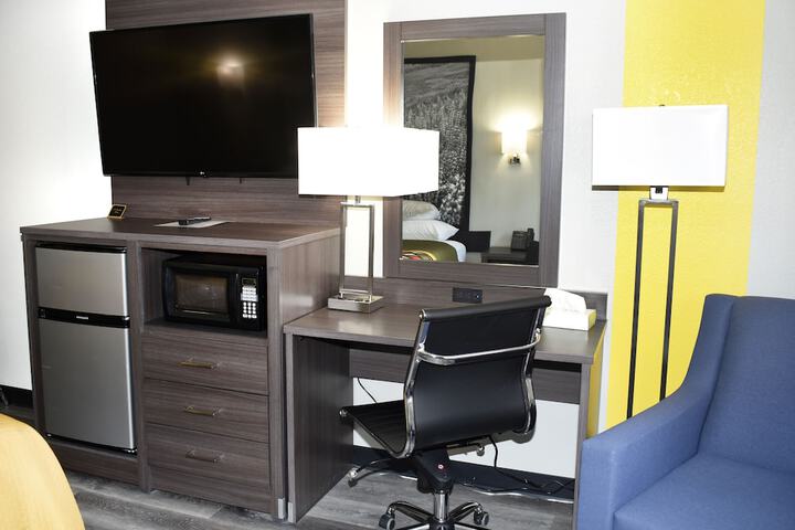 Super 8 by Wyndham Burnham / Lewistown