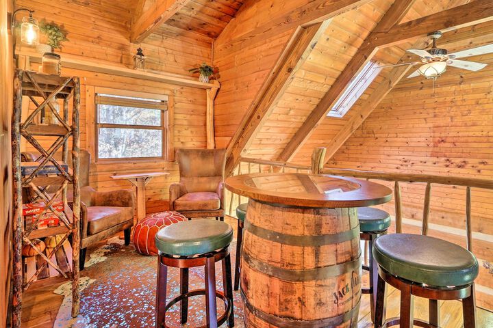 Luxe Dog-friendly Cabin w / Hot Tub & Game Room