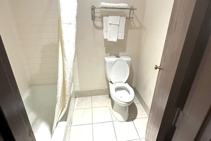 Room 100 of 163