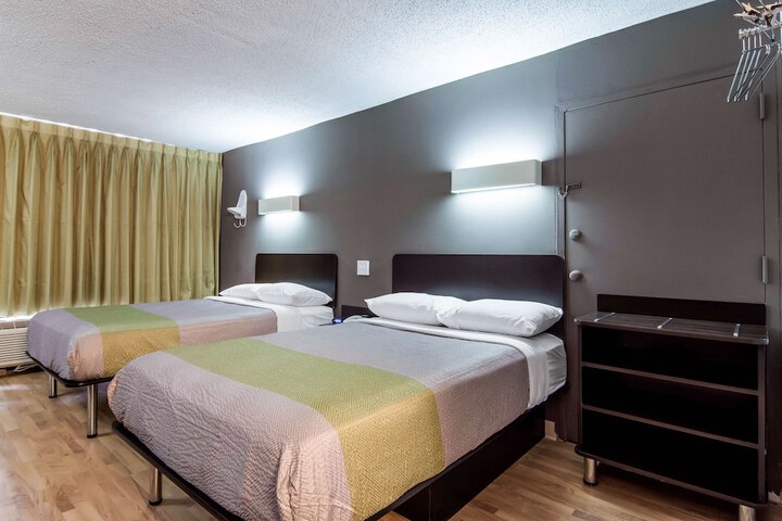 Room 25 of 38