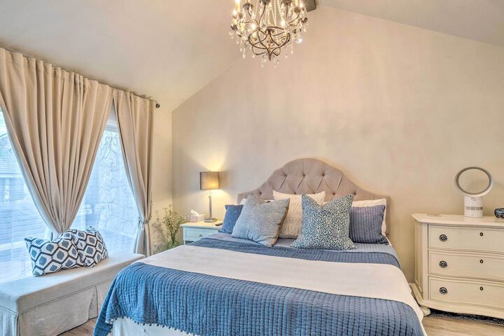 Horseshoe Bay Townhome w / Patio & Outdoor Pool!