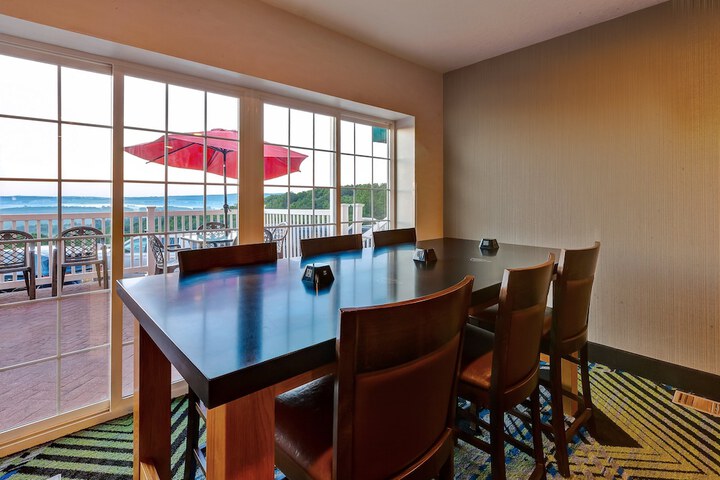 Holiday Inn Express & Suites Petoskey by IHG