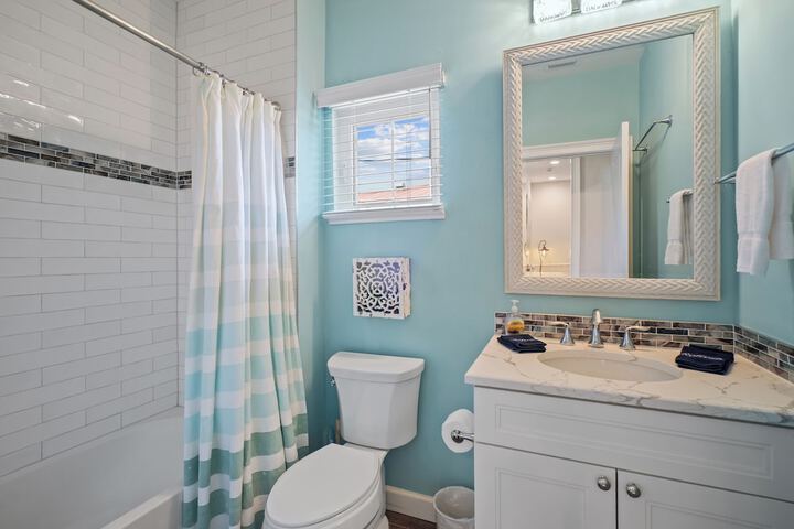 Sardinia Vacation Rental: Delightful Coastal Home near Vanderbilt Beach. Relax in a Private Pool and Spacious 4-BR Retreat with Modern Amenities. Ideal for Families. Minutes from Mercato and Local Attractions