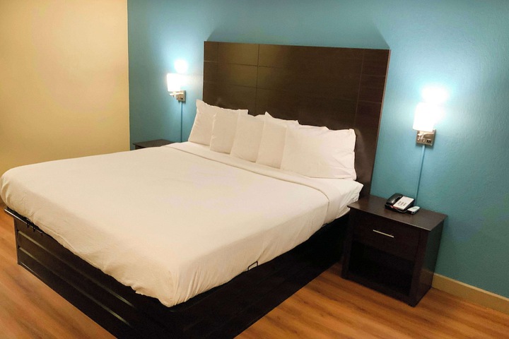 Days Inn by Wyndham Troy IL