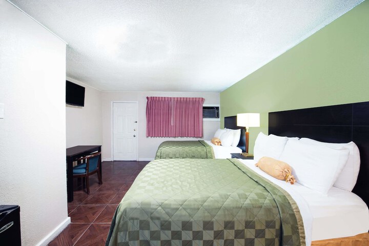 Room 6 of 17