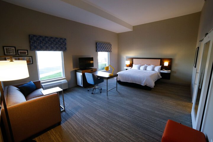 Hampton Inn & Suites Forest City