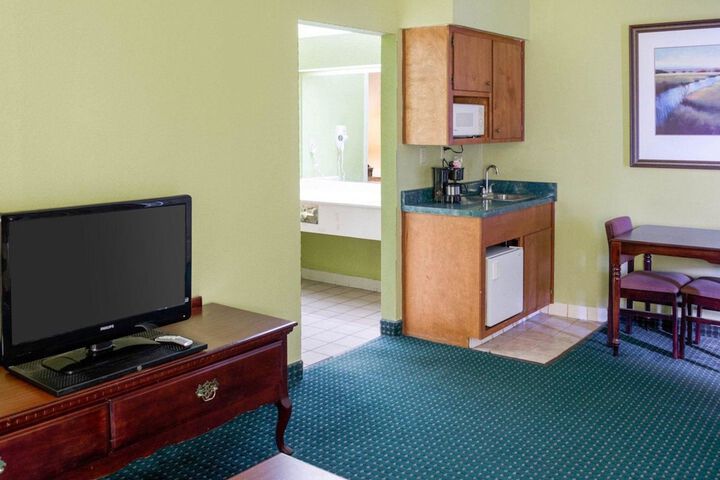Econo Lodge Canton I-55