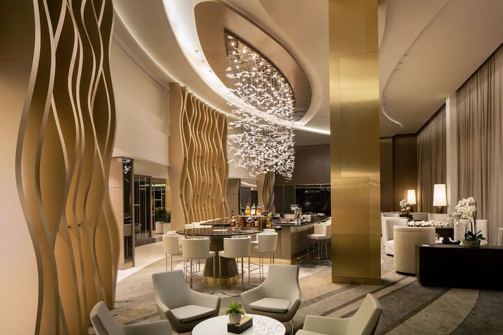 Lounge 63 of 70