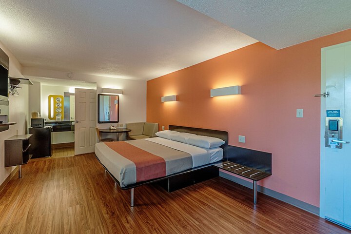 Room 30 of 34