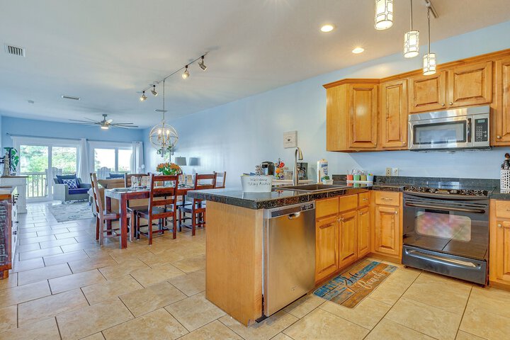 Water View Dauphin Island Condo w / Boat Slips