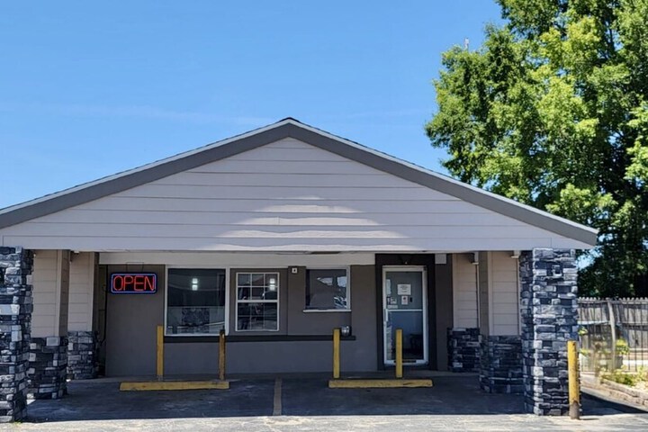 Budget Inn & Suites