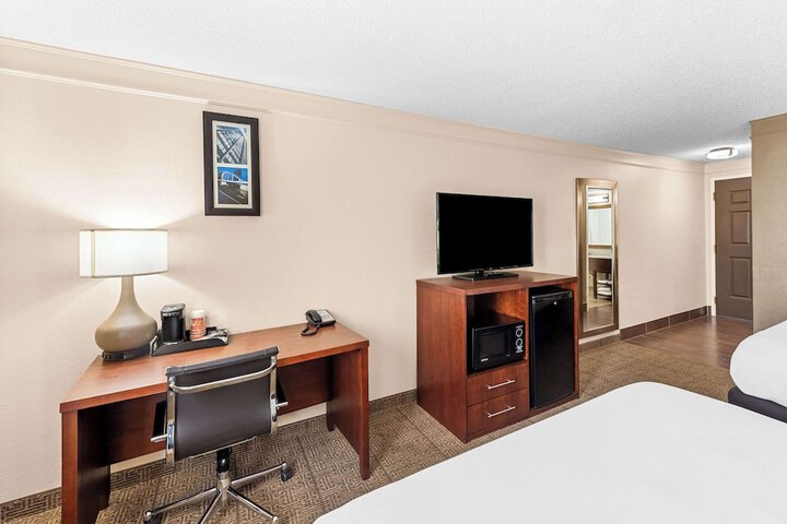 Comfort Inn & Suites Heath - Newark South