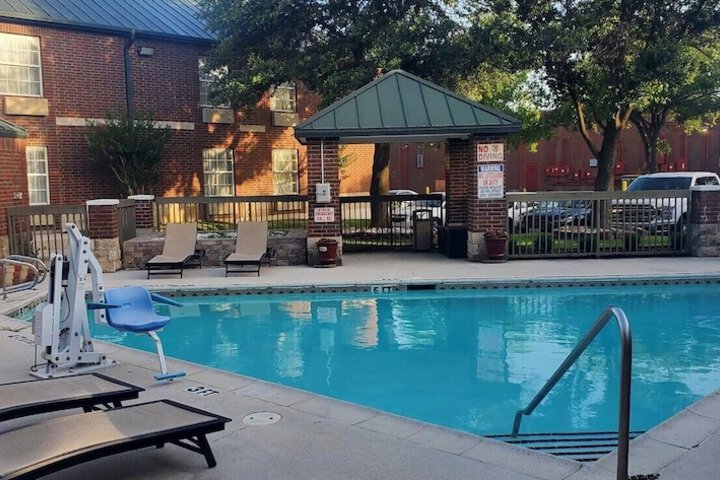 Clarion Pointe Addison - Dallas North