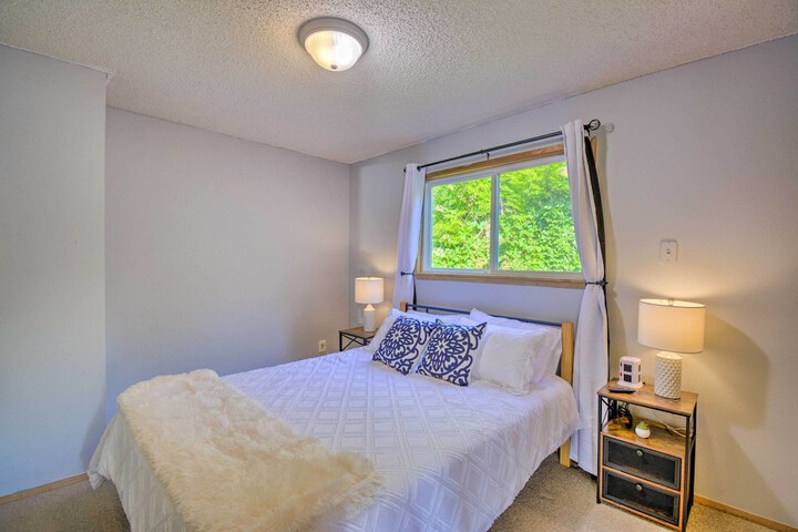 Waterfront Gig Harbor Home w / Furnished Deck