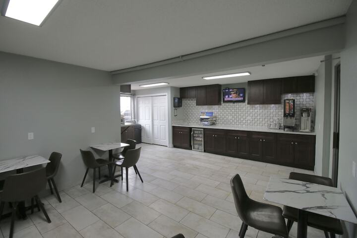 Super 8 by Wyndham Kenosha / Pleasant Prairie