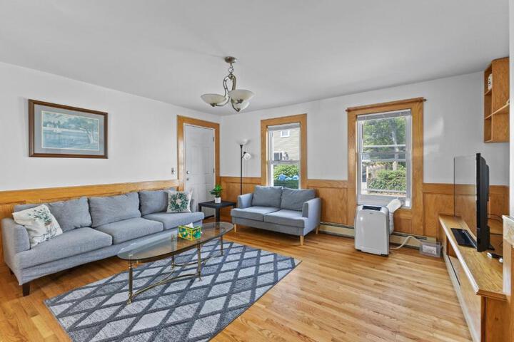 17-19Cozy & Spacious 6BR home in Malden with window AC and free parking