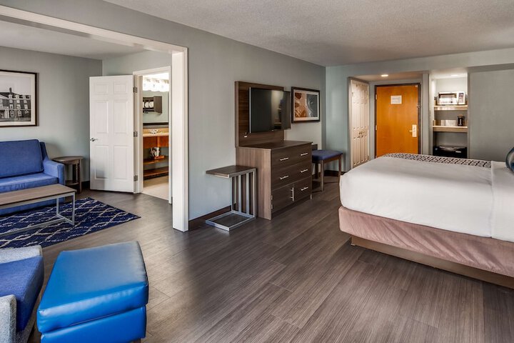 Room 11 of 32