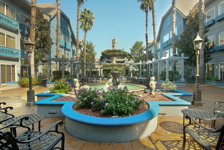 Hotel Exterior 62 of 64