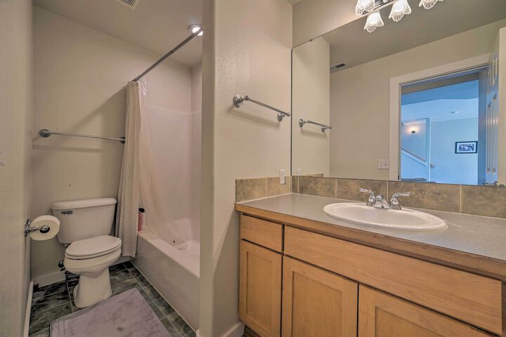 Spacious Lake Stevens Home w / Fire Pit Patio