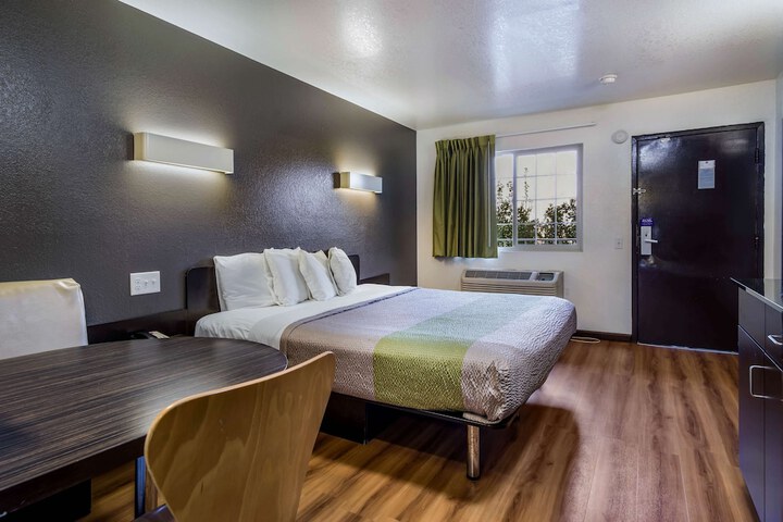 Room 25 of 40