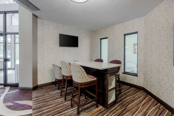 Business Center 95 of 97