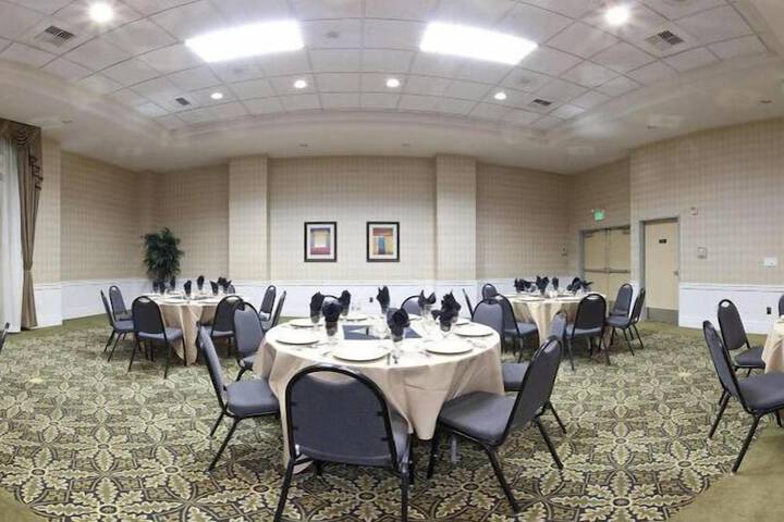 Ballroom/Hall 36 of 39