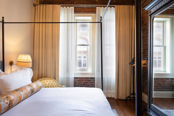 Hotel Cleo Knoxville Downtown, a Tribute Portfolio Hotel