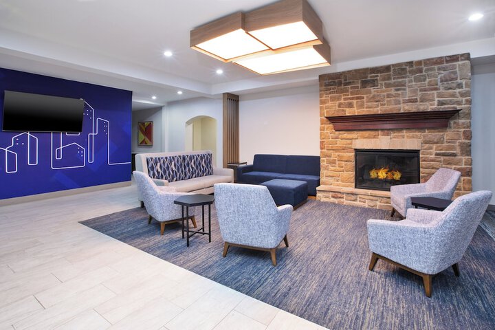 Holiday Inn Express & Suites Milwaukee Nw Park Place by IHG