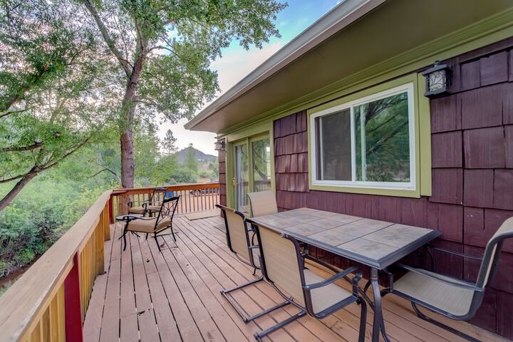 7 Bedroom on the Side of Pikes Peak on a Mountain Stream