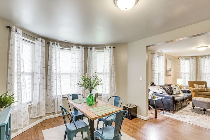 Pet-friendly Pacific Cottage Near Purina Farms!