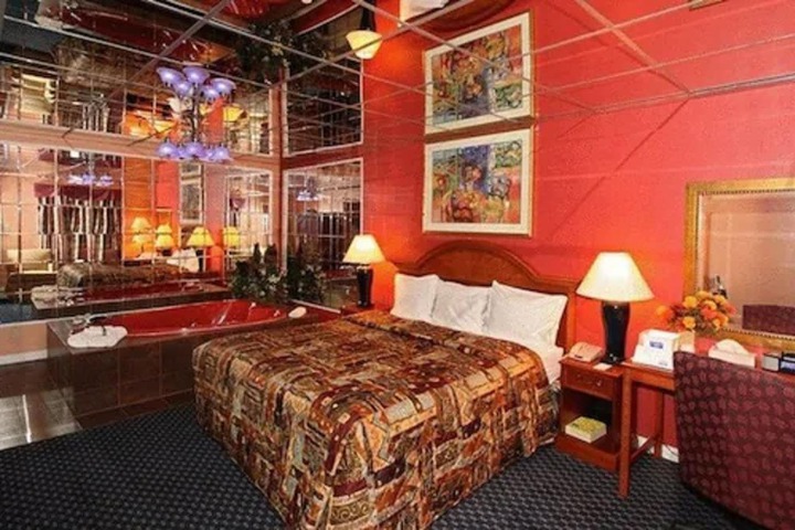 Room 24 of 37