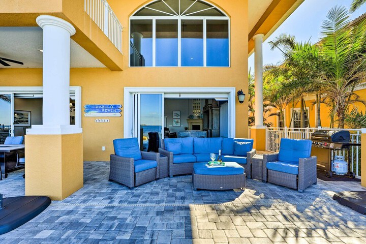 Apollo Beach House w / Private Pool + Hot Tub