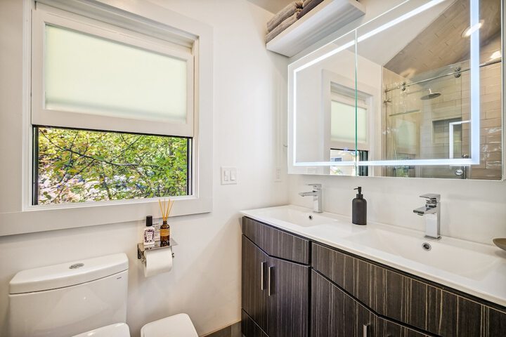 Pet’s FREE! Modern luxury steps from Russian River by Redawning