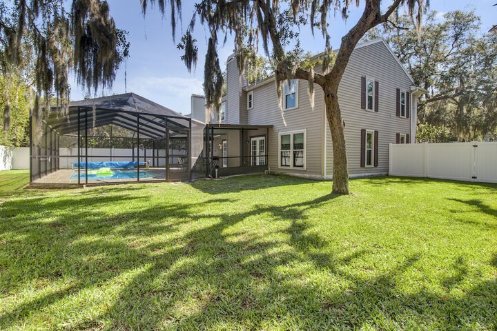 Tampa Bay- Large Pool home- Private Heated Pool!
