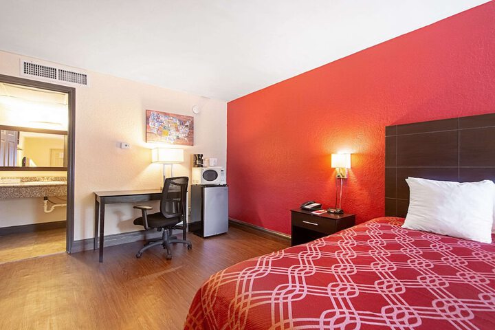 Econo Lodge Inn & Suites Clearwater Central
