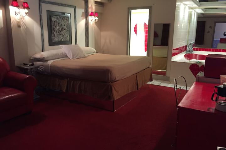 Wildwood Inn Tropical Dome & Theme Suites