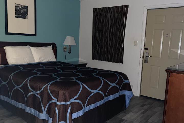 Room 9 of 17