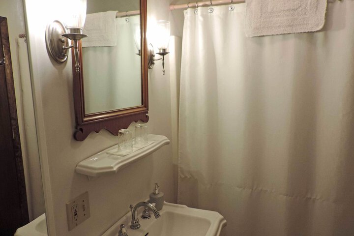 Room 51 of 99