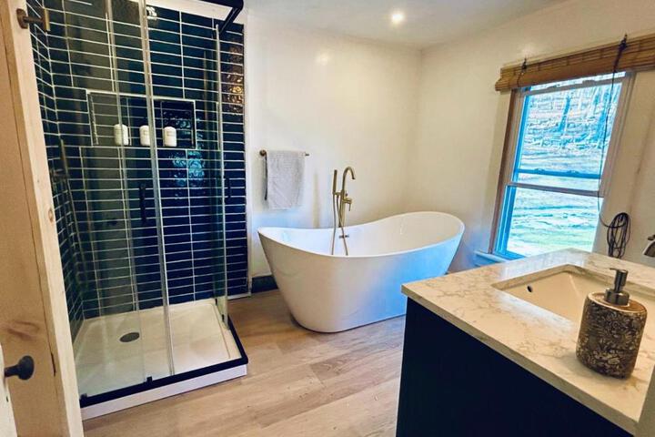 Cozy Cottage with Jacuzzi Sauna, Fire Pit and Reading Nook!